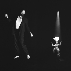 女警拘束衣带锁高跟鞋调教
