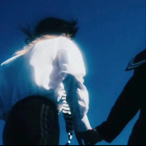 揉着杨幂的大奶头
