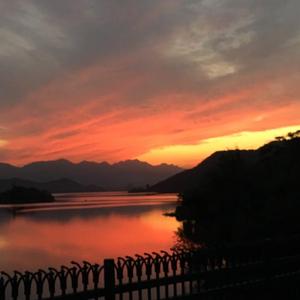 被舔到潮吹，对准嫩肉穴插了进去破了她的处女之身
